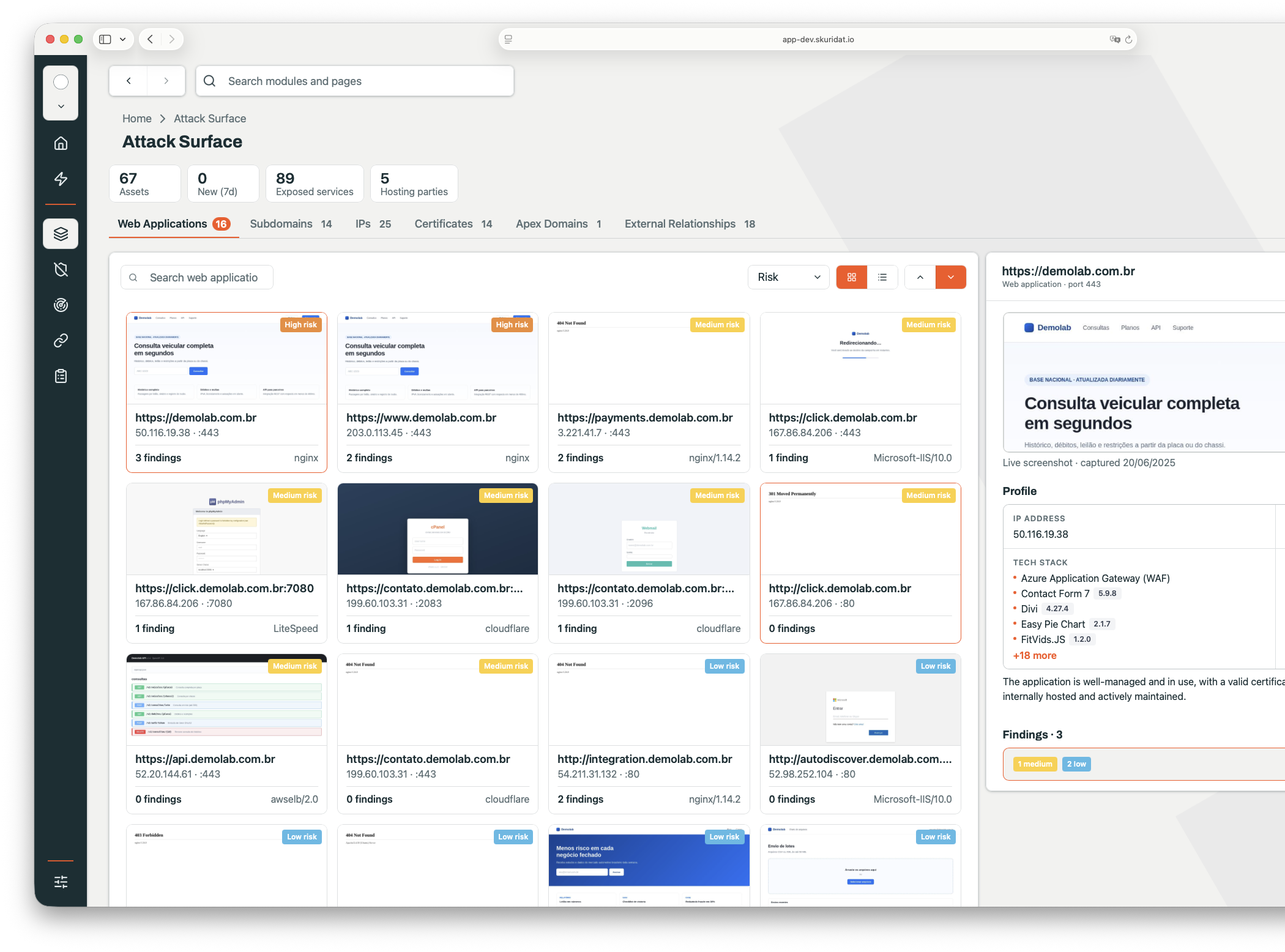 Captura de tela do painel Skuridat Attack Surface, listando 67 ativos e 89 serviços expostos em aplicações web, subdomínios, IPs e certificados, cada um marcado com um nível de risco